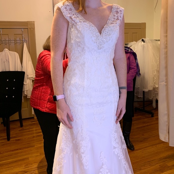 Ivory lace wedding dress, sheath silhouette - Picture 7 of 8